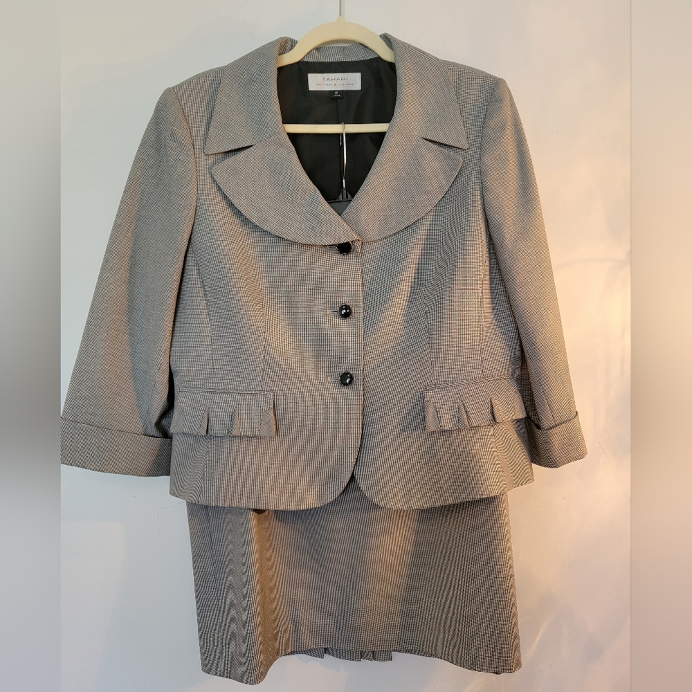 Tahari Black/White Pattern Suit, Size 14